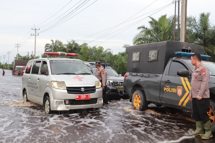 ambulans, polisi, wisatawan, Sukabumi, Ambulans, mobil, Video Viral Ambulans Bawa Wisawatan Sebagai Penumpang