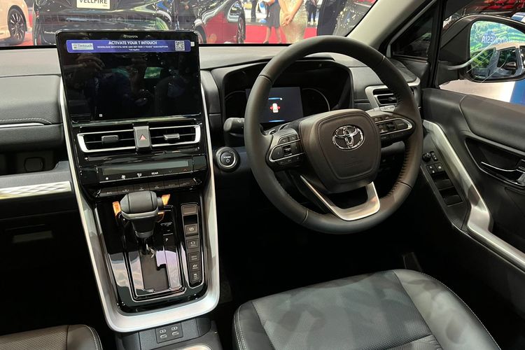 GIIAS 2025, teknologi elektrifikasi, MPV Hybrid, kenyamanan keluarga, Komparasi 4 MPV Hybrid Unggulan yang Tampil di GIIAS 2025