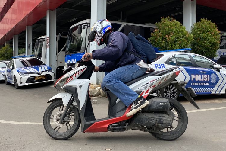 sepeda motor, motor matik, motor, Motor matik bekas, Cek Kondisi CVT Motor Matik Bekas: Tutup Knalpot Pakai Sandal