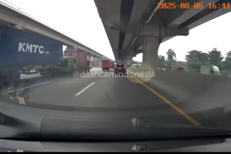 otomotif, Lalu Lintas, kecelakaan lalu lintas, viral, microsleep, kendaraan bermotor, video viral, Truk Trailer Tabrak Brio dan Pembatas Tol Japek, Ingat Bahaya Microsleep