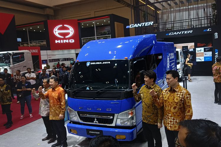 Mitsubishi Fuso, GIIAS 2025, Mitsubishi fuso, Mitsubishi, truk EV mobile charger Fuso, Fighter X FM65 Tractor, Inovasi Fuso di GIIAS 2025, EV Mobile Charger dan Fighter X Baru