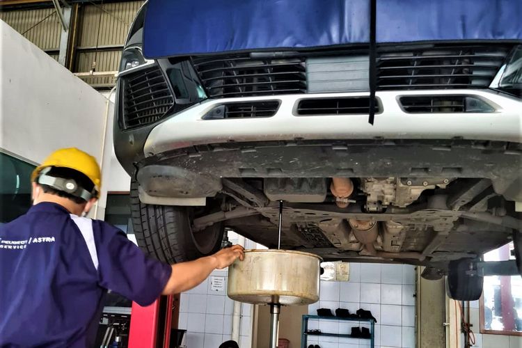 oli mesin, ganti oli, ganti oli mesin, ganti oli mesin mobil, cara ganti oli mesin mobil sendiri, Panduan Lengkap Ganti Oli Mobil Sendiri Tanpa ke Bengkel