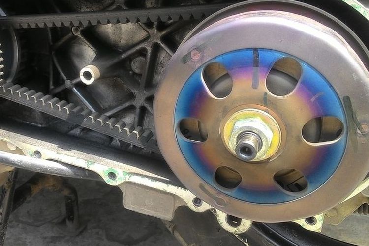 motor sport, motor bebek, motor matik, sistem penggerak, kopling basah, kopling kering, JASO MA, JASO MB, motor manual, pelumas mesin, Perbedaan Sistem Pengoperasian Motor Manual dan Matik