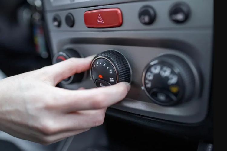 AC mobil kurang dingin, AC mobil panas setelah jalan, AC mobil kurang sejuk, Penyebab AC Mobil Hanya Dingin Saat Mobil Baru Jalan