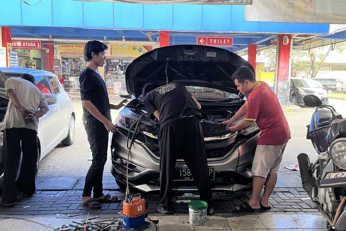 Ini Penyebab AC Mobil Keluar Bau Tak Sedap