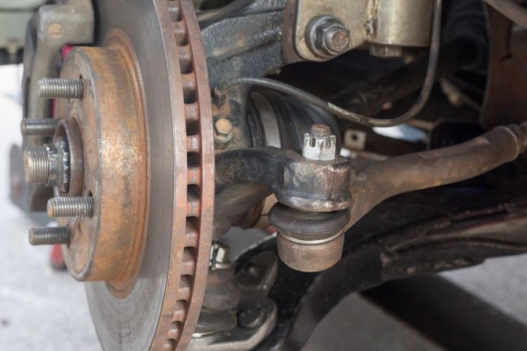 tekanan ban, spooring dan balancing, perawatan kaki-kaki mobil, Tekanan ban, gaya mengemudi sembrono, Gaya Mengemudi yang Mempercepat Kerusakan Mobil