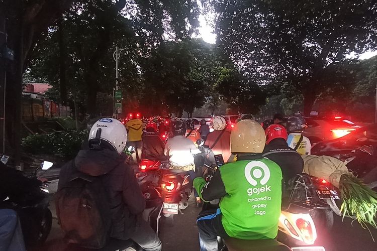 macet, pelanggaran lalu lintas, melawan arus, Melawan Arus dan Terobos Lampu Merah Jadi Pemicu Utama Kemacetan