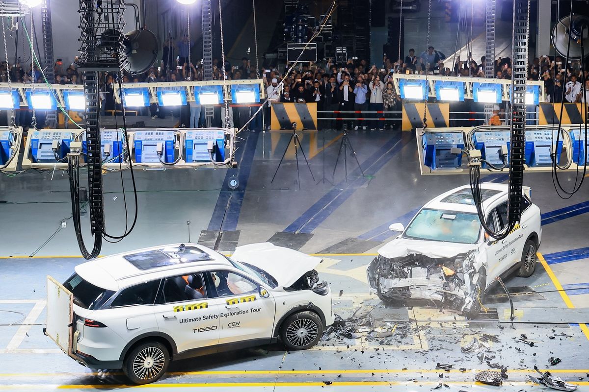 Lihat Langsung "Tabrakan Adu Banteng" Chery Tiggo 9, Kabin Masih Utuh