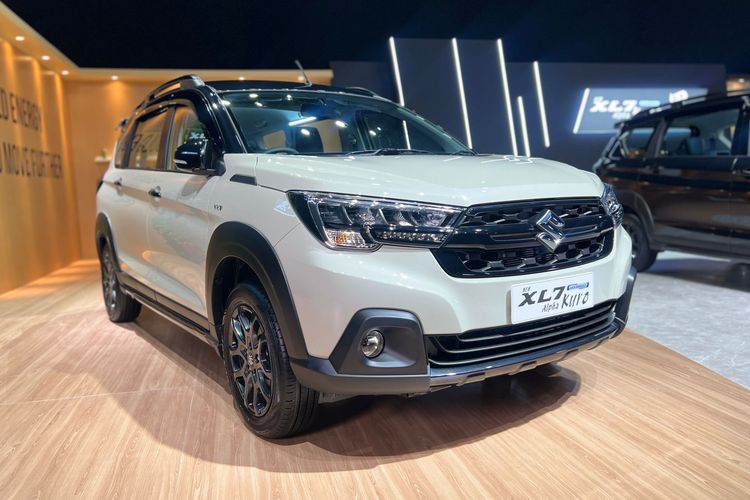 harga, hybrid, LSUV, Suzuki, varian, Suzuki XL7 Hybrid, Xl7 Hybrid Alpha Kuro, Suzuki XL7 Hybrid Alpha Kuro Jadi Kasta Tertinggi, Cek Daftar Harganya