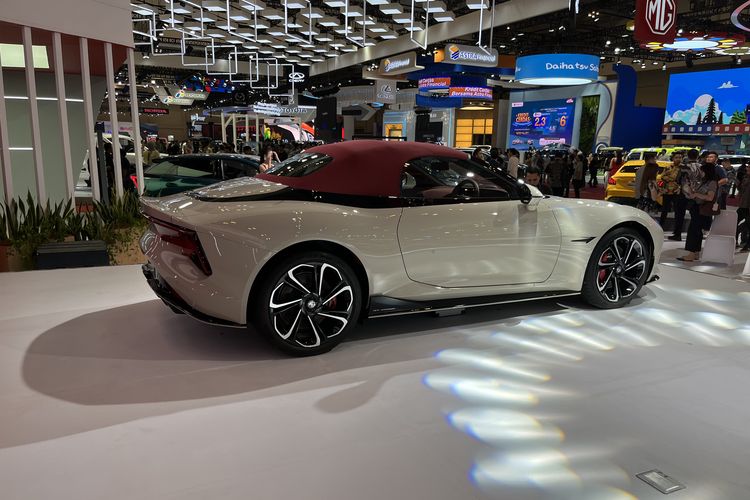 MG Cyberster, mobil listrik sport, desain futuristik, GIIAS 2025, MG Motor Indonesia Luncurkan Cyberster Atap Merah di GIIAS 2025