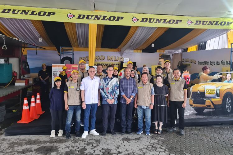 Ban mobil, Dunlop, Mudik Lebaran, Posko Mudik, ganti ban mobil, Sumi Rubber Indonesia, Manfaatkan Posko Mudik untuk Cek Kendaraan Saat Mudik Lebaran
