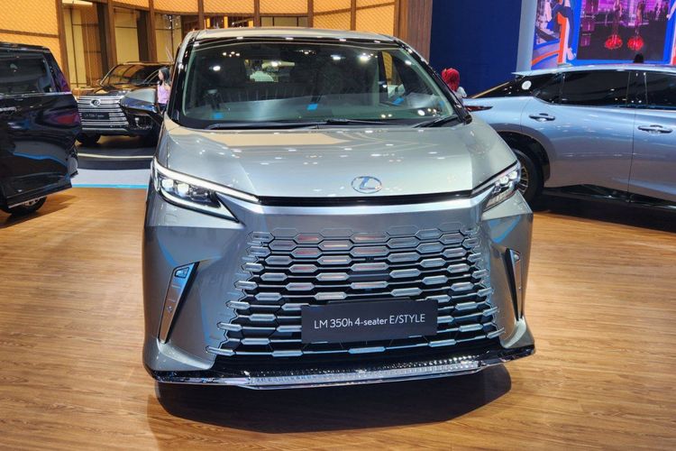 Hotman Paris, Lexus, mobil mewah, GIIAS 2025, Datang ke GIIAS 2025, Hotman Paris Tertarik pada MPV Premium Rp 2,8 Miliar