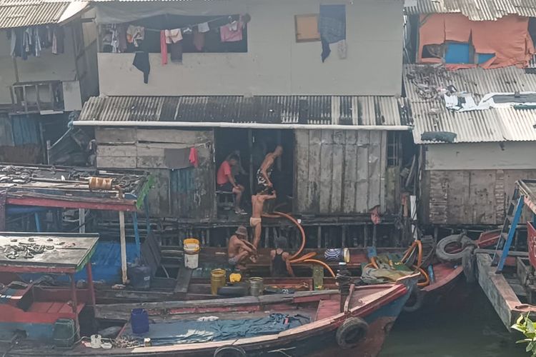 bahan bakar, alternatif, bahan dasar, petasol, Bahan Dasar untuk Bikin Petasol: dari Sampah Plastik hingga Oli Bekas