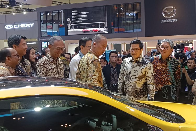 Agus Gumiwang, GIIAS 2025, Toyota Astra Motor, agus gumiwang, Lexus LC 500h, Agus Gumiwang Tertarik pada Lexus LC 500h di GIIAS 2025