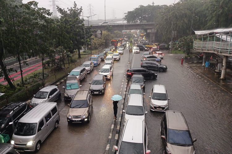 ground clearance, air intake, kewaspadaan berkendara, Jakarta Banjir, Batas Aman Melewati Banjir Jakarta Menurut Ahli