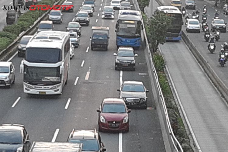 kecelakaan, jalan tol, Toyota Avanza, kecelakaan di jalan tol, video viral, Video Viral Kecelakaan di Jalan Tol Karena Ngebut di Bahu Jalan