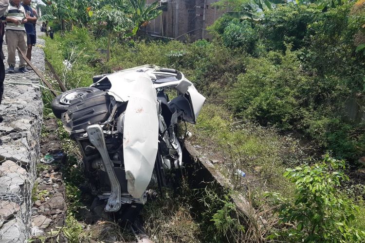 kecelakaan, pelintasan kereta api, Batara Kresna tabrak mobil, batara kresna tabrak Sigra, KA Batara Kresna Tujuan Wonogiri- Solo Tabrak Sigra, 4 Orang Tewas