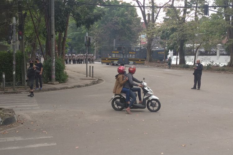 demo, etika berkendara, tips aman berkendara saat demo, demo di jalan, Jangan Asal Tancap Gas: Ini Etika Mengemudi Saat Ada Demo