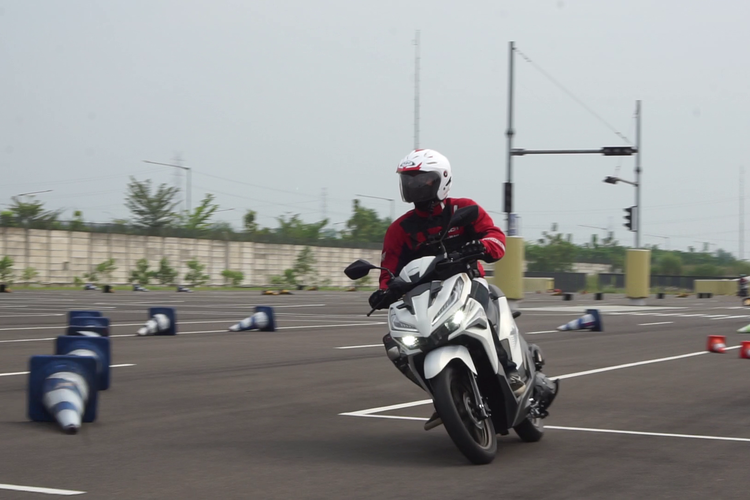 modifikasi downsize, estetika sepeda motor, kenyamanan berkendara, risiko modifikasi motor, Tren Modifikasi Downsize Skutik: Keren tapi Berisiko