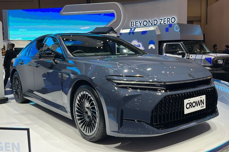 FCEV, Toyota Crown FCEV, mobil listrik, mobil hidrogen, Pakar Otomotif: Mobil Hidrogen Lebih Unggul Dibanding Mobil Listrik