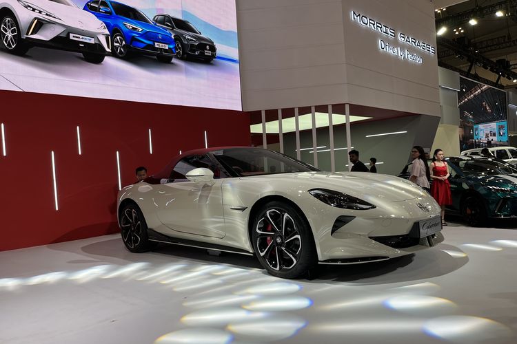MG Cyberster, mobil listrik sport, desain futuristik, GIIAS 2025, MG Motor Indonesia Luncurkan Cyberster Atap Merah di GIIAS 2025