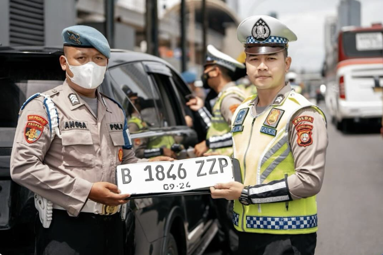 mobil, pelat khusus, pelat nomor, pelat dewa, pelat nomor kendaraan, Viral Hyundai Palisade Pelat ZZ Dikawal dari Salon, Ini Kata Polisi