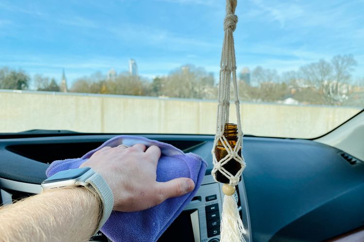 mobil terbakar, tips aman berkendara, Denny Sulistyo, cairan pembersih ac, Bahaya Cairan Pembersih AC yang Perlu Diketahui