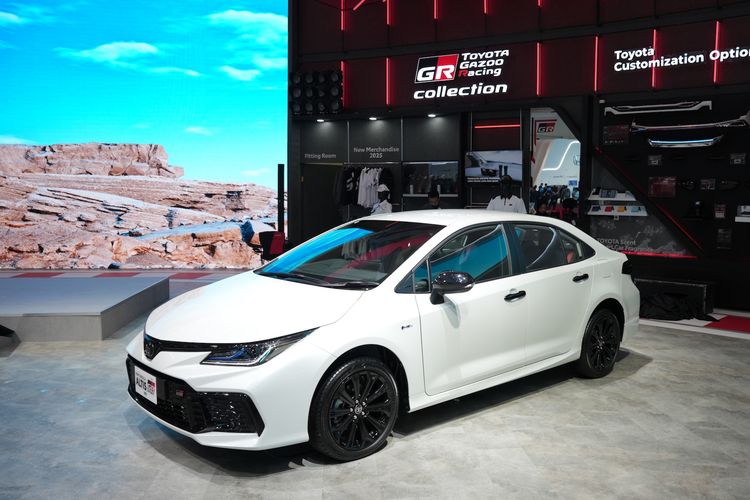 Toyota Corolla Altis HEV, GR Sport, GIIAS 2025, sedan ramah lingkungan, Corolla Altis HEV GR Sport: Kombinasi Sporty dan Ramah Lingkungan