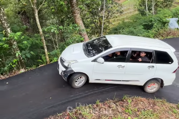 mobil matik, Hill Start Assist, parking brake, mobil matik mundur di tanjakan, cara mengemudi mobil matik di tanjakan, tips mobil matik tidak mundur, Tips Jitu Agar Mobil Matik Tak Mundur Saat Berhenti di Tanjakan