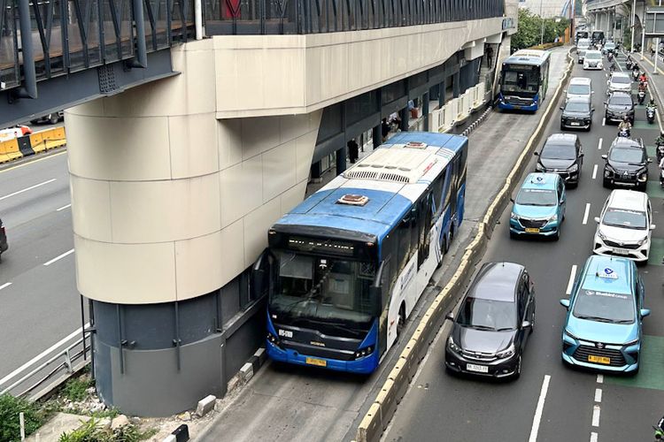 Bus listrik, subsidi kendaraan listrik, transportasi umum, polusi dan kemacetan, Subsidi Motor dan Mobil Listrik Dianggap Keliru, Harusnya Bus Listrik