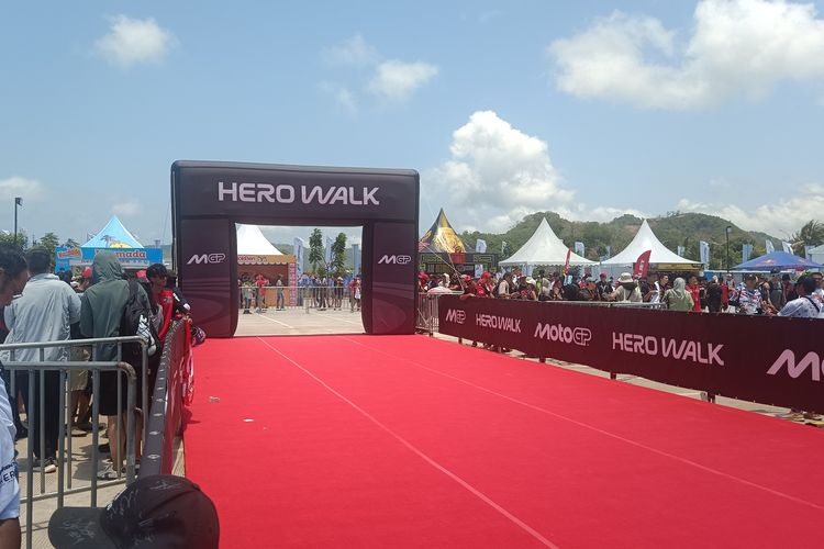 MotoGP, mandalika, MotoGP Indonesia, MotoGP Mandalika, MotoGP Hero Walk, Keseruan MotoGP Hero Walk di Mandalika, Bertemu Pebalap Langsung