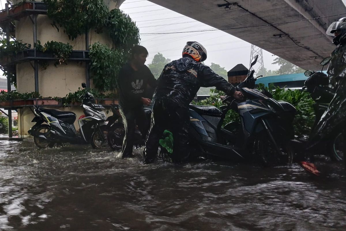 Awas, Terobos Banjir Bisa Bikin Shockbreaker Motor Rusak