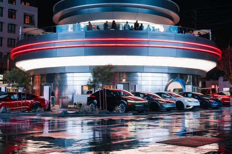 Tesla, mobil listrik, penjualan global, BYD Unggul 400.000 Unit atas Tesla di Pasar Mobil Listrik