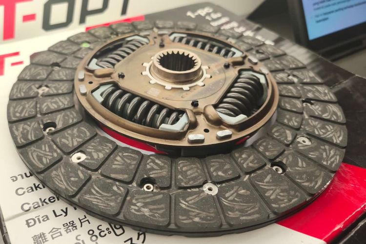 Kampas kopling aus, Kampas kopling cepat habis, usia ideal kampas kopling mobil, Kampas Kopling Mobil Cepat Habis? Tanda Ada yang Tidak Beres