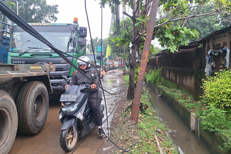 pengendara motor, motor, sepeda motor, aman berkendara, kabel menjuntai di jalan, Bahaya Nyata Kabel Menjuntai di Jalan bagi Pengendara Motor