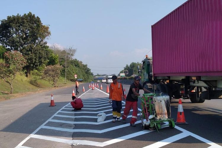 marka chevron, keselamatan lalu lintas, reducing marking, pengurangan kecepatan, Apa Itu Marka Chevron di Jalan Tol? Panduan Lengkap Untuk Pengemudi