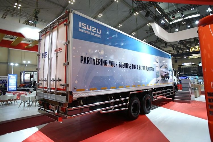 Isuzu, Isuzu GIGA FVM Refrigerator, GIIAS 2025, Isuzu Giga FVM Refrigerator, kendaraan niaga, medium duty truck (MDT), kendaraan logistik, Isuzu Bawa Truk Kulkas ke GIIAS 2025 Pakai Giga FVM