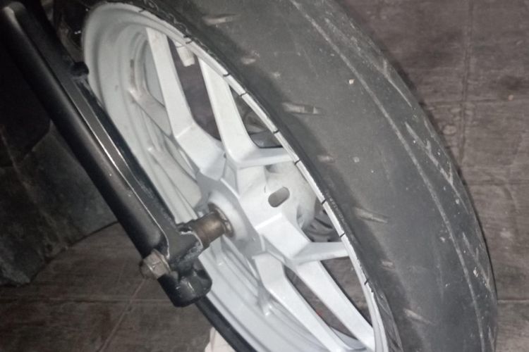 ban mobil bekas, keselamatan berkendara, ciri ban tidak layak, tips membeli ban bekas, Ciri-Ciri Ban Bekas Tidak Layak Pakai untuk Mobil Anda