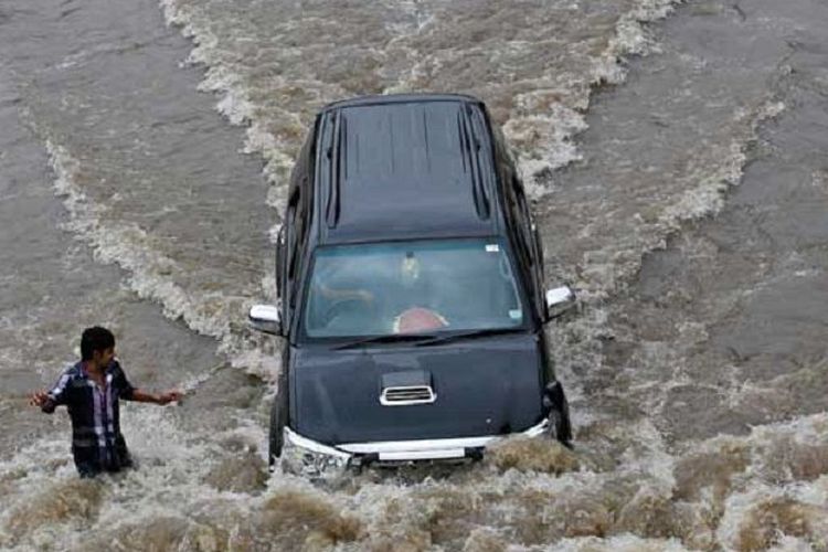 asuransi mobil, mobil, banjir, Banjir Bali, mobil terendam banjir, Banyak Mobil Terendam Saat Banjir di Bali, Bisa Klaim Asuransi?