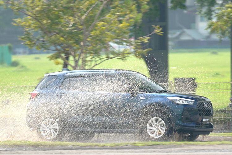 baterai, hybrid, interior, Daihatsu, mesin, bahan bakar, Tenaga, ramah lingkungan, Rocky Hybrid, Perdana Jajal Daihatsu Rocky Hybrid, Galak di Putaran Bawah