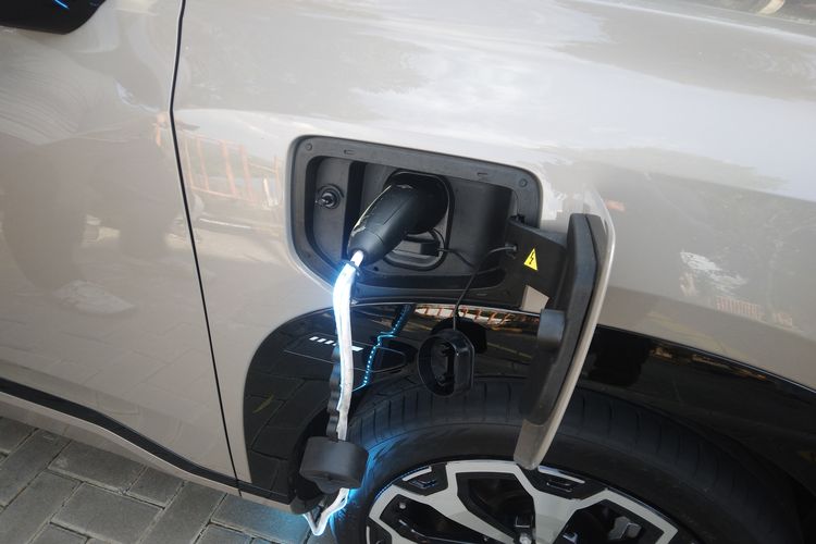 mobil listrik, fitur V2L mobil listrik, mobil listrik jadi power bank, Jetour Bicara Peluang Mobil Listrik X20e Dijual Dengan Fitur V2L