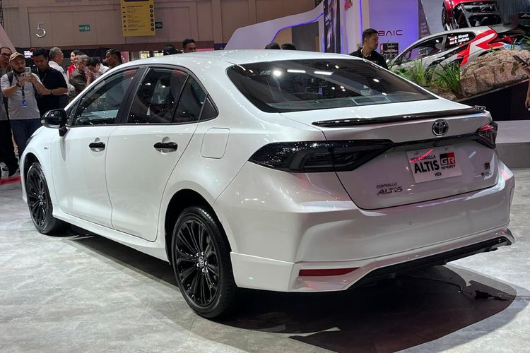 Toyota Corolla Altis HEV, GR Sport, GIIAS 2025, sedan ramah lingkungan, Corolla Altis HEV GR Sport: Kombinasi Sporty dan Ramah Lingkungan