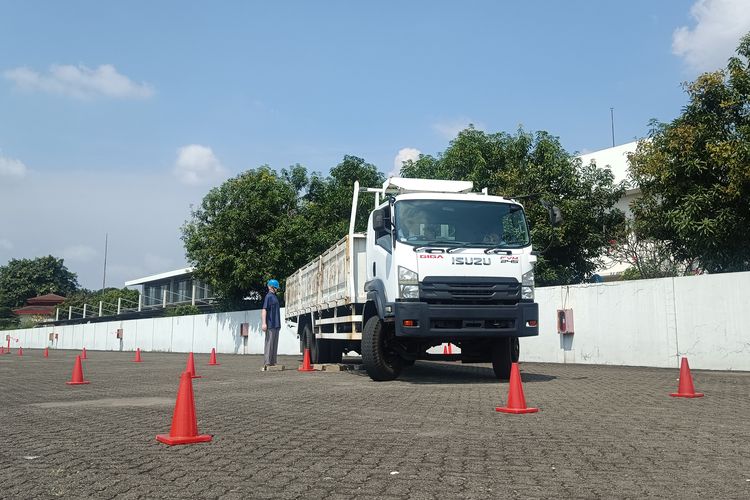 Isuzu Astra Motor Indonesia, Isuzu Giga, Isuzu giga, blind spot truk, Pelatihan mengemudi, Belajar Mengemudi Truk Panjang 12 Meter: Penting Memahami Blind Spot