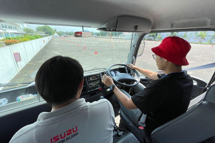 Isuzu Astra Motor Indonesia, Isuzu Giga, Isuzu giga, blind spot truk, Pelatihan mengemudi, Belajar Mengemudi Truk Panjang 12 Meter: Penting Memahami Blind Spot