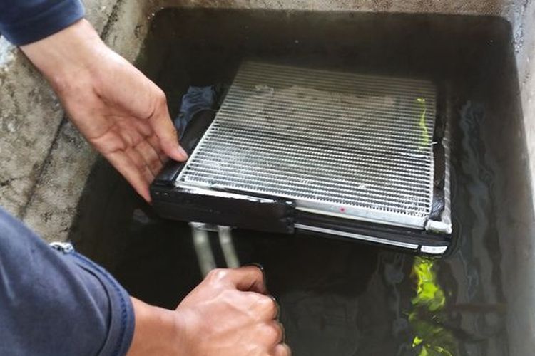 bengkel spesialis AC, teknik endoskopi, perawatan ac mobil, Evaporator AC Mobil, Teknik Endoskopi untuk Bersihkan Evaporator AC