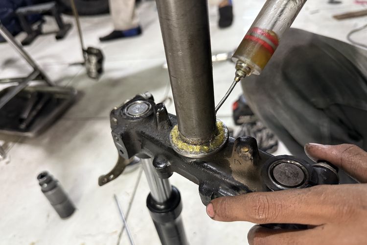 kenyamanan berkendara, kestabilan motor, setelan komstir, pelumasan komstir, Cara Tepat Menyetel Komstir Motor Agar Stabil