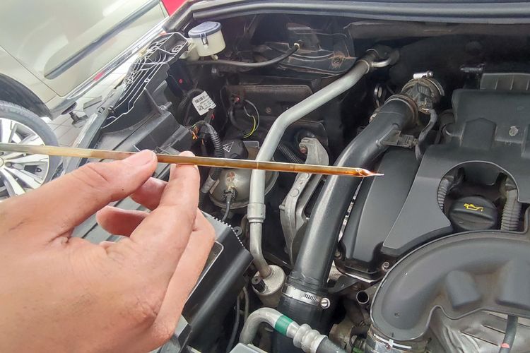pengecekan, volume, pelumas, oli mesin, dipstick, warna, cek oli mobil, Tak Perlu ke Bengkel, Begini Cara Mudah Cek Oli Mobil Sendiri