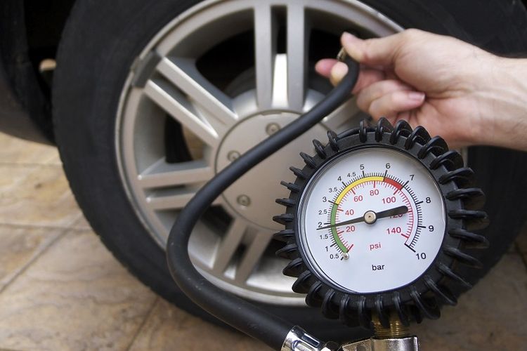 ban kempis, Ban mobil kempis, tanda ban kempis, Tanda Tekanan Udara Ban Mobil Kurang Saat Dikendarai
