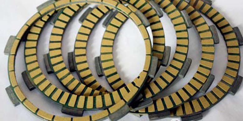 motor sport, motor bebek, motor matik, sistem penggerak, kopling basah, kopling kering, JASO MA, JASO MB, motor manual, pelumas mesin, Perbedaan Sistem Pengoperasian Motor Manual dan Matik