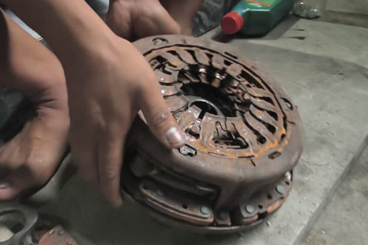 Jangan Pernah Paksa Mobil Dual Clutch Menerjang Banjir